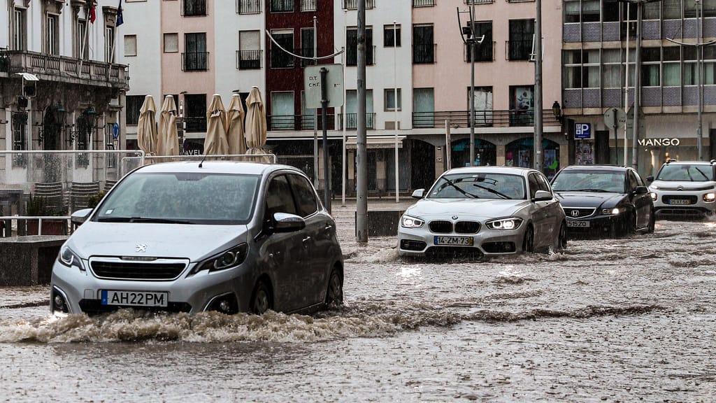 Chuva forte provoca inundações em Faro (Lusa/ Luís Forra)