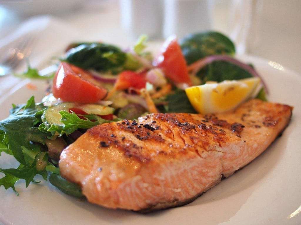 Salmão com salada. Alimentação saudável. Dieta Foto: Pixabay