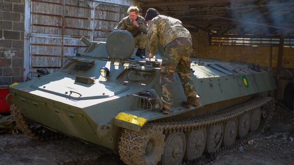 No interior da sucata de Kiev que recicla armas russas para as forças ucranianas
