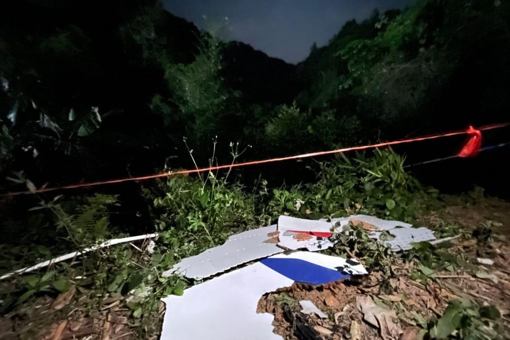 Destroços de avião que se despenhou em Tengxian, na China (Associated Press)