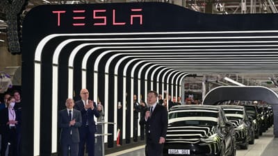 Com pompa e circunstância. Tesla abre primeira fábrica na Europa, onde se vão produzir 500 mil carros por ano - TVI