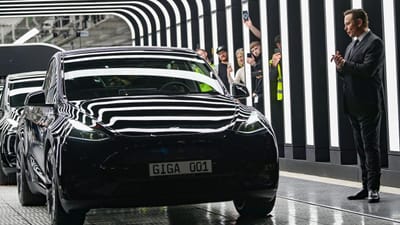 Tesla contacta donos de 1,1 milhões de carros devido a janelas que podem 'entalar' ocupantes - TVI