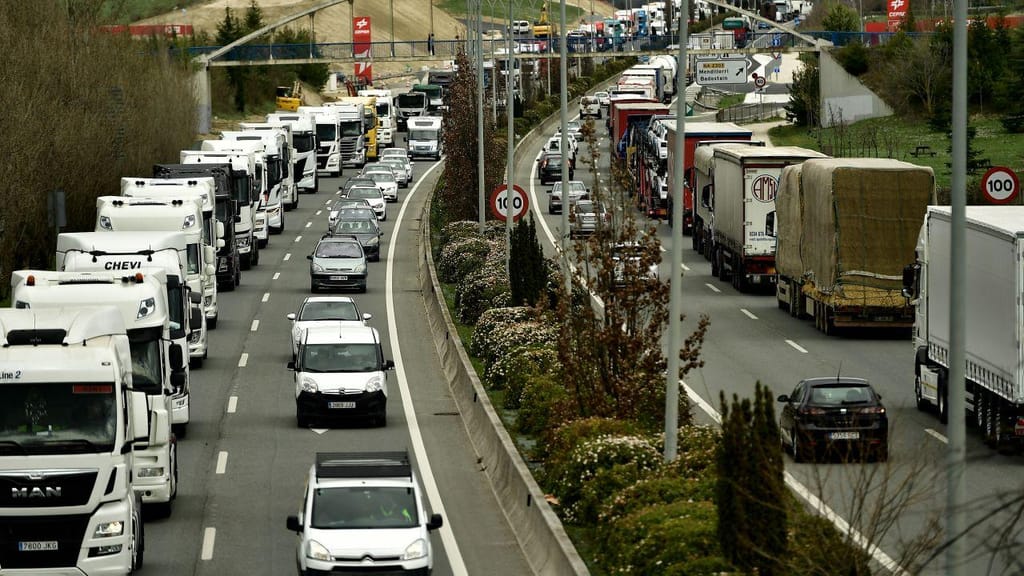 Camionistas espanhóis protestam contra o aumento dos combustíveis (AP)