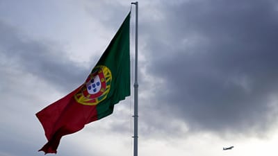 Portugal paga 3,7% para se financiar a 13 anos. É mais do triplo do que pagou há um ano - TVI