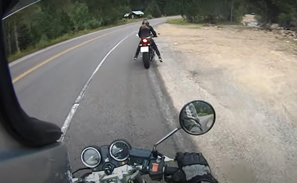 Motociclista cai no chão (captura YouTube)