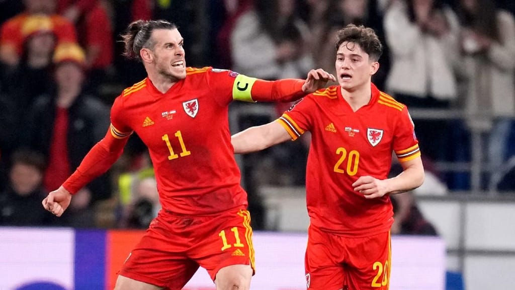 Gareth Bale festeja com Daniel James um golo no País de Gales-Áustria (Matt Dunham/AP)
