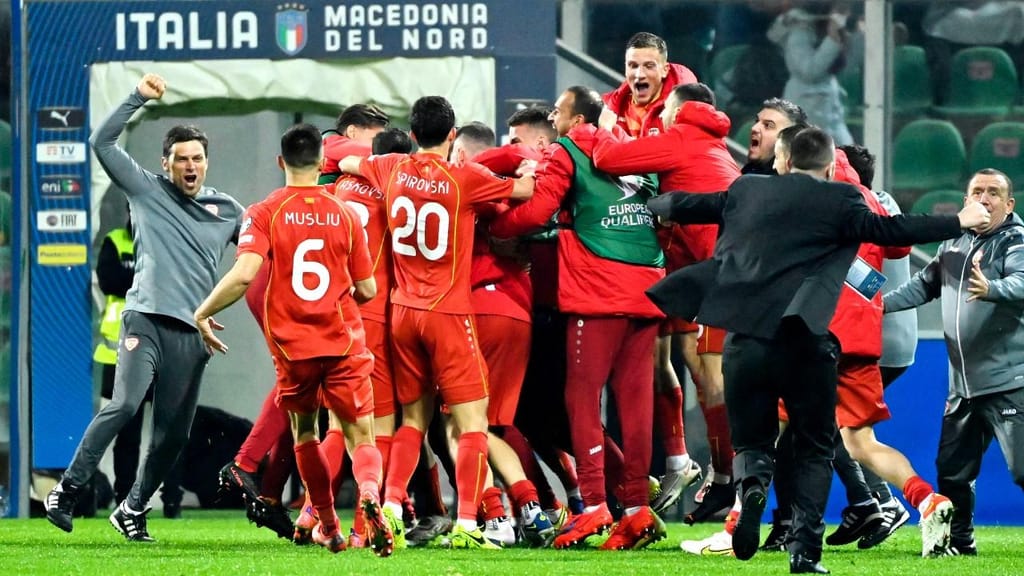 Macedónia do Norte festeja golo que deu a vitória ante a Itália (Getty Images)