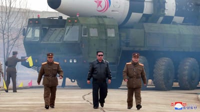 Kim Jong-un reforça produção de mísseis antes de exercícios entre Estados Unidos e Coreia do Sul - TVI