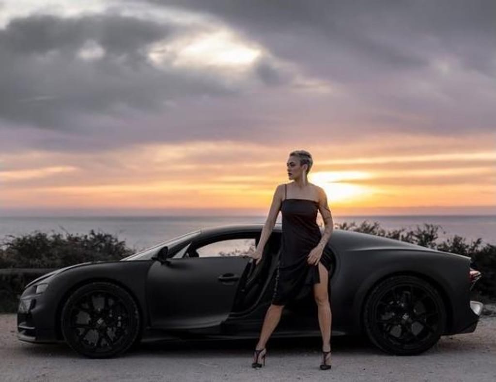 Carina Lima com o Bugatti Chiron Super Sport 300+ (captura Instagram Carina Lima)