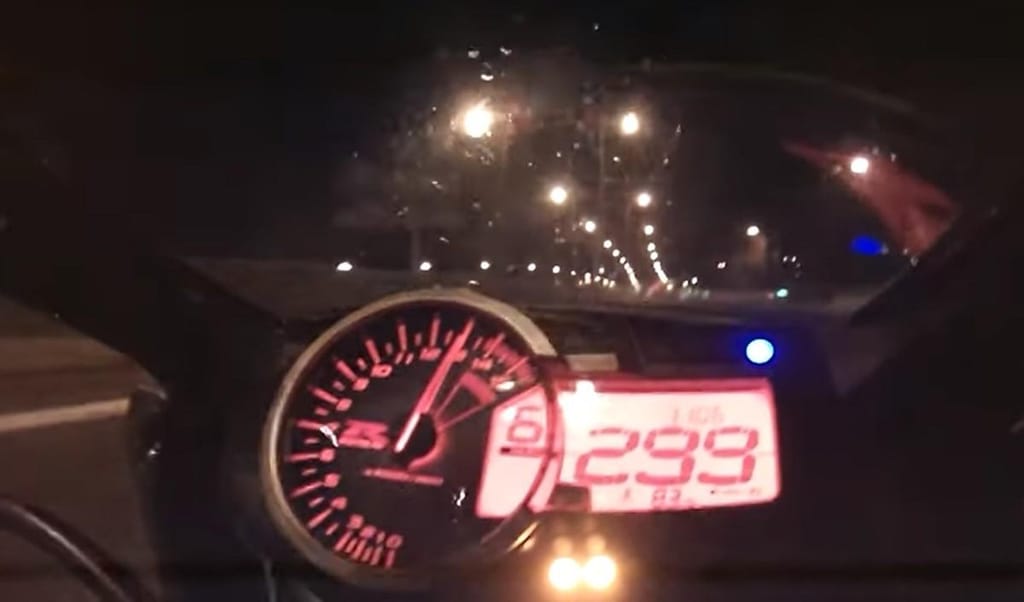 Suzuki GSX-R 1000 a 299 km/h (captura YouTube)