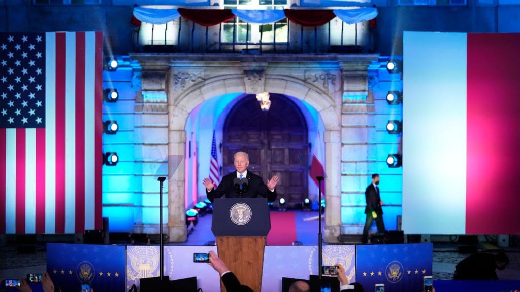 Joe Biden discursa em Varsóvia (AP Photo/Petr David Josek)