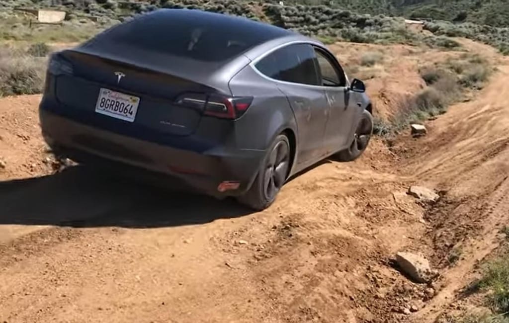 Tesla Model 3 em modo todo-o-terreno (captura YouTube)