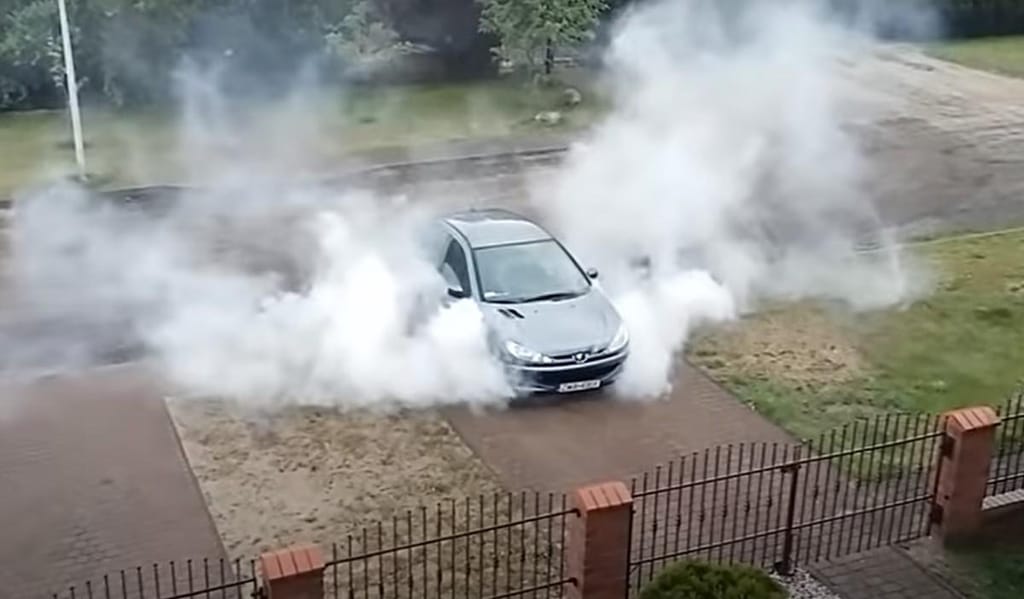 Burnout de Peugeot 206 (captura YouTube)