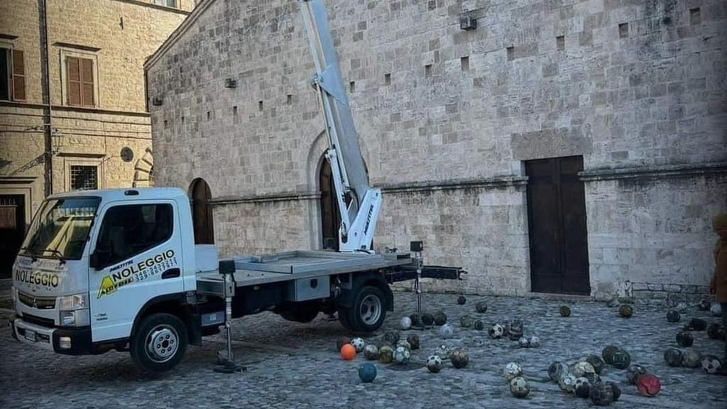 Trabalhadores encontram várias bolas enquanto limpam telhado de igreja em Itália (Facebook/Rodolfo Nasini)