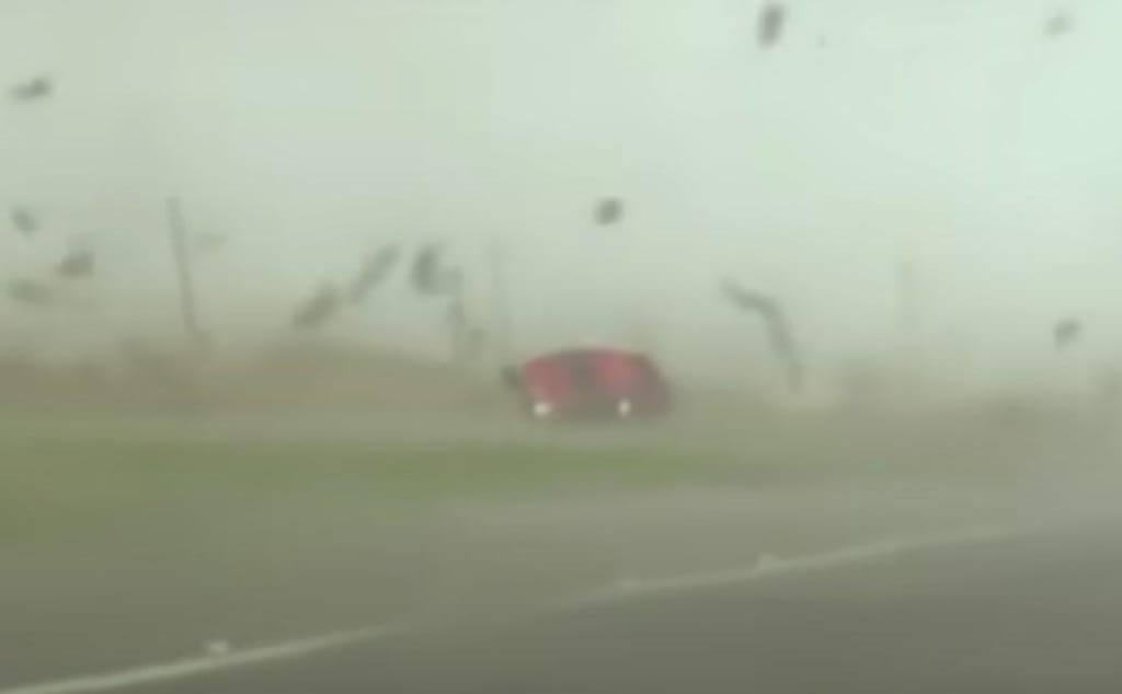 Pick-up apanhada por tornado (captura YouTube «Inside Edition»)
