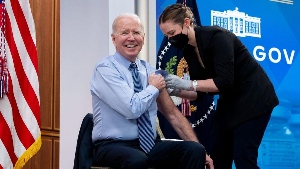 Joe Biden recebe reforço da vacina contra a covid-19 (EPA/MICHAEL REYNOLDS)