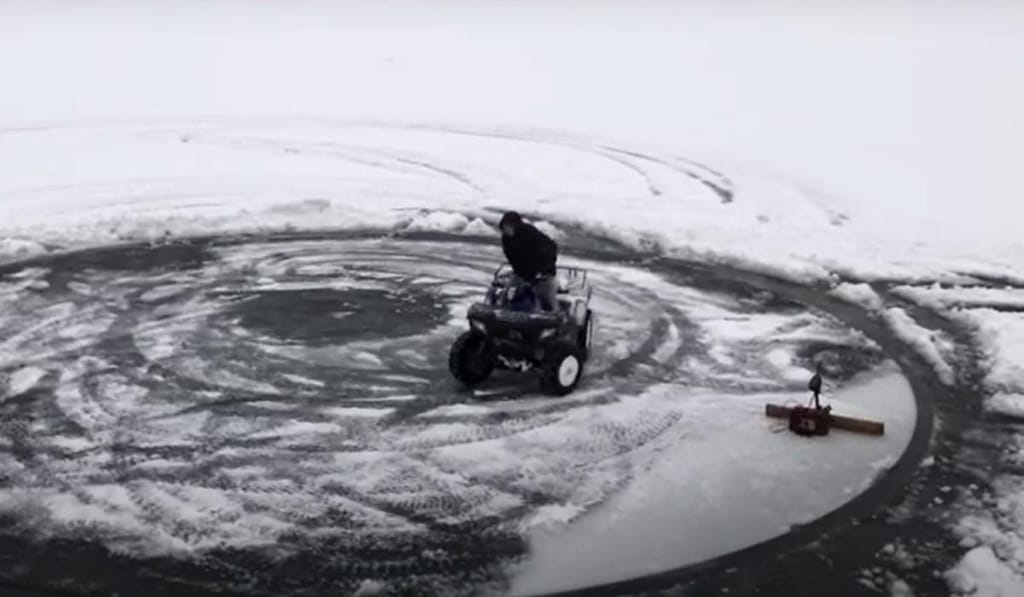 Drift em moto quatro em carrossel no gelo (captura YouTube)