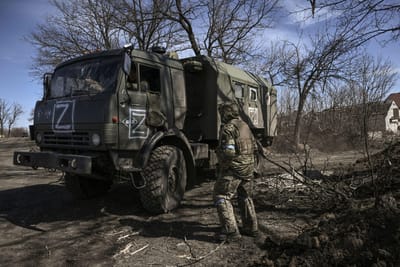 A oficina secreta que transforma tanques russos destruídos em tanques ucranianos modernos - TVI