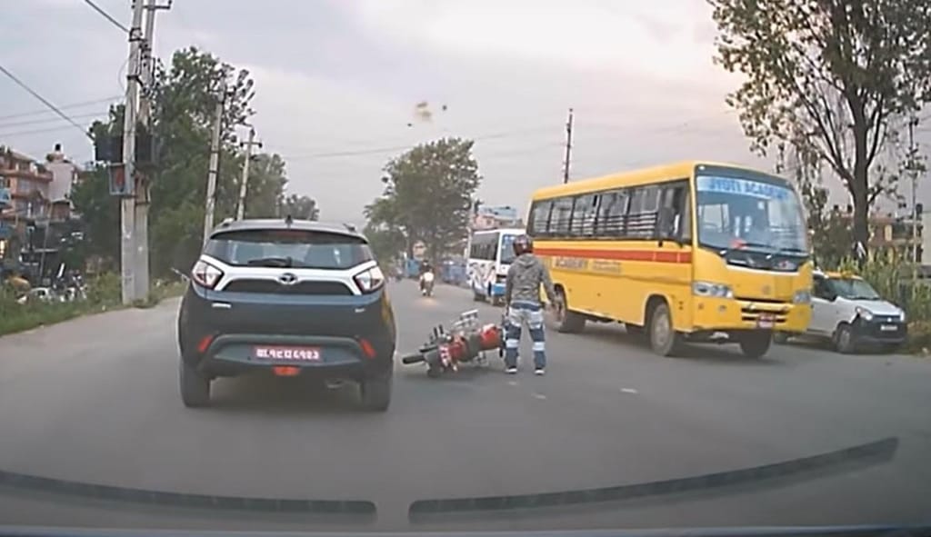Motociclista abalroado por ambulância (captura YouTube)