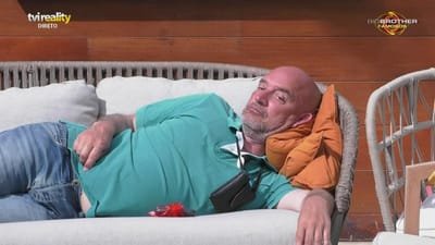 Nuno Graciano é acordado com uma buzina, enquanto dorme no jardim - Big Brother