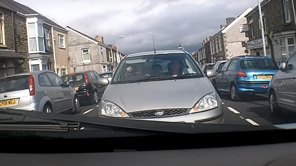 Condutora entra em rua de sentido único (captura YouTube)