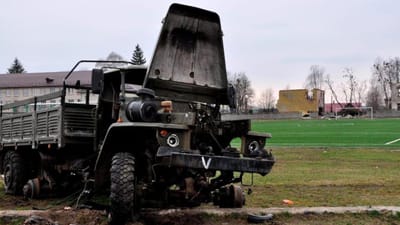 FOTOS: muros e veículos militares destruídos em estádio ucraniano - TVI