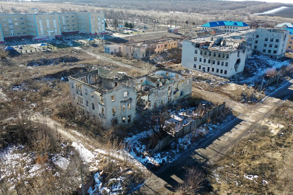 Escombros de um edifício de Sloviansk, destruído durante anteriores confrontos entre separatistas pró-Rússia e as forças ucranianas, confrontos que acontecem desde a anexação da Crimeia pela Rússia em 2014. (Ali Atmaca/Anadolu Agency/Getty Images)