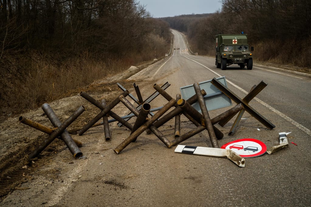 A estrada que leva a Izium, vista de Sloviansk, no final de março (Wojciech Grzedzinski/The Washington Post/Getty Images)