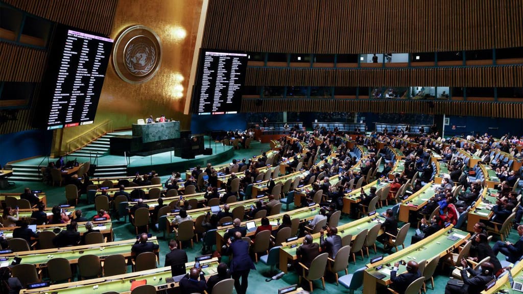 Assembleia-Geral das Nações Unidas aprovam suspensão da Rússia do Conselho dos Direitos Humanos (EPA/JASON SZENES)