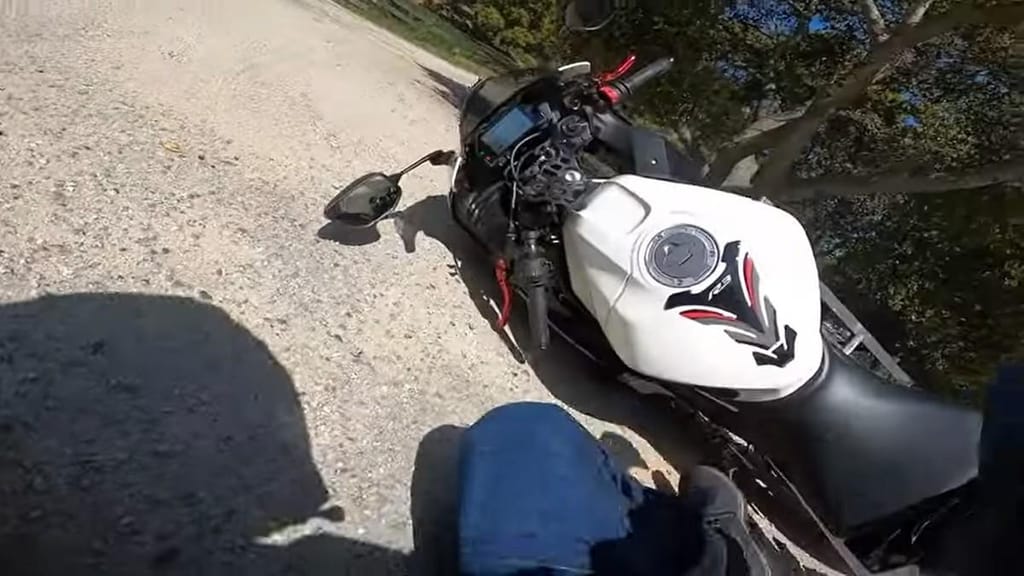 Motociclista cai com a moto (captura YouTube)
