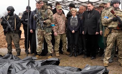 Ucrânia começou a exumar corpos em Bucha, cidade que foi visitada por von der Leyen e Borrell - TVI