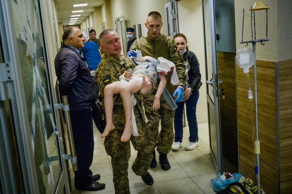 Soldados socorrem crianças no hospital depois de ataque em Kramatorsk (Wojciech Grzedzinski para o The Washington Post via Getty Images)