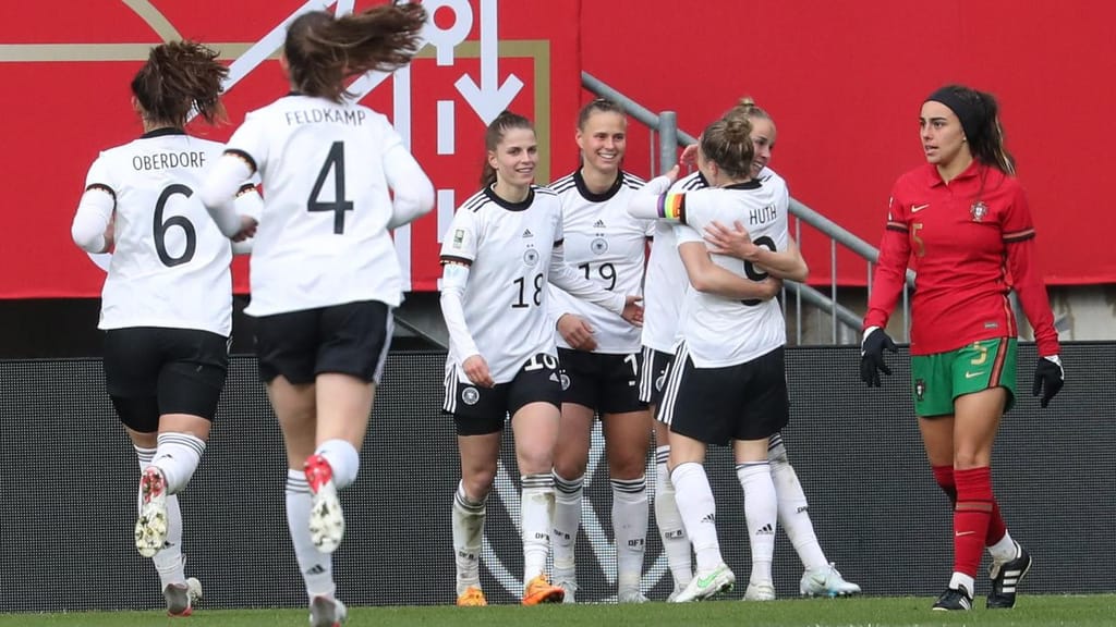 Alemanha-Portugal em futebol feminino (EPA/FOCKE STRANGMANN)