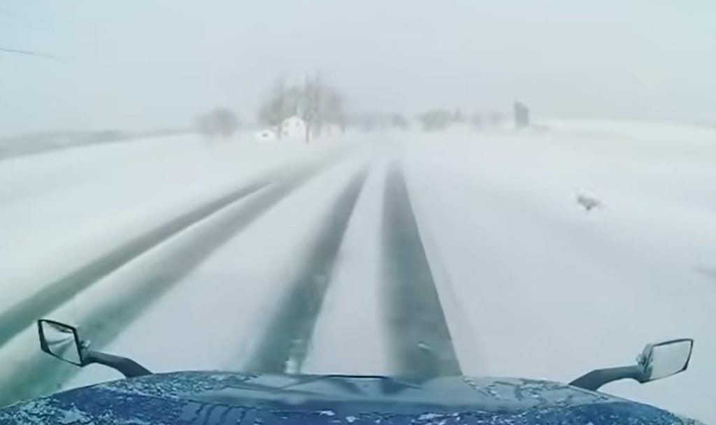 Camião despista-se na neve (captura YouTube)