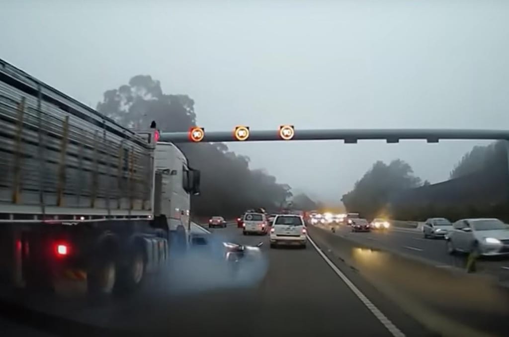 Camião bate em Audi (captura «Dash Cam Owners Australia»)