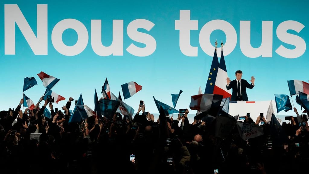Emmanuel Macron após saber o resultado da primeira volta das presidenciais (Thibault Camus/AP)