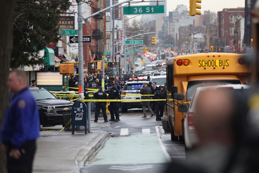 As imagens do tiroteio na estação de metro de Brooklyn, Nova Iorque (AP Photo/Kevin Hagen).