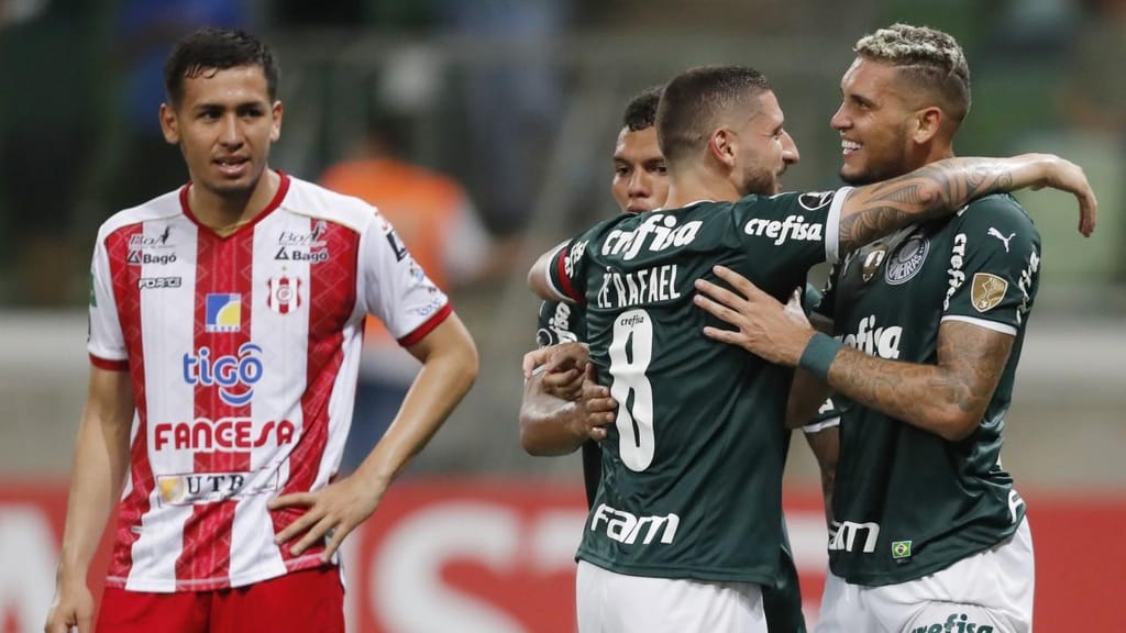 Rafael Navarro festeja com Zé Rafael um dos golos do Palmeiras-Independiente Petrolero (Fernando Bizerra/EPA)