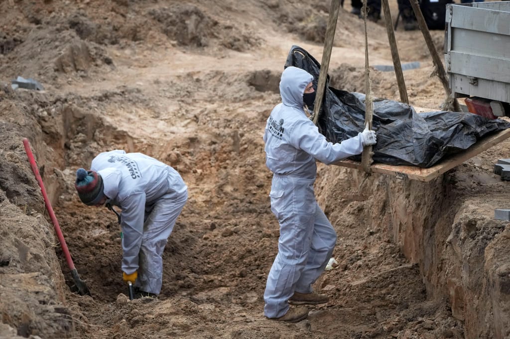 Exumação de corpos em Bucha (Efrem Lukatsky/AP)