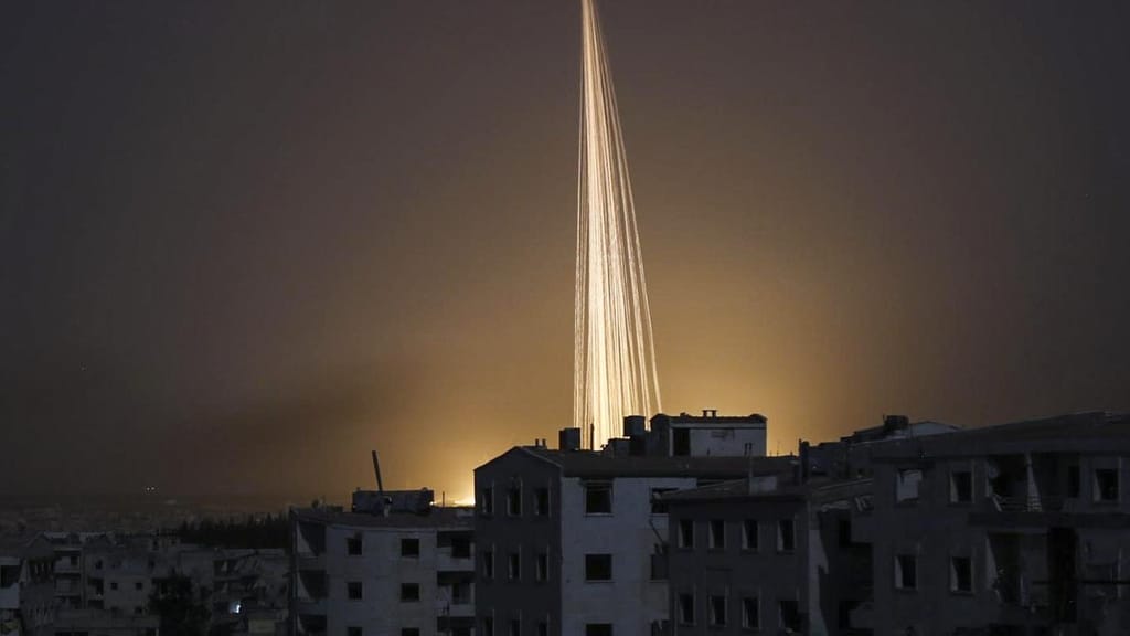 Exército russo ataca cidade síria de Alepo com fósforo branco (Anas Sabagh/Getty Images)