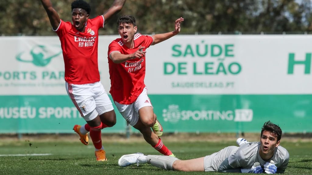 Pedro Santos bate Diego Callai para o primeiro golo do Sporting-Benfica na Youth League (António Cotrim/Lusa)