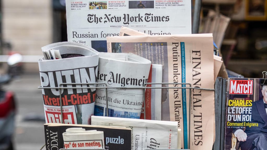 Jornais sobre a guerra na Rússia (Zowy Voeten/Getty Images)