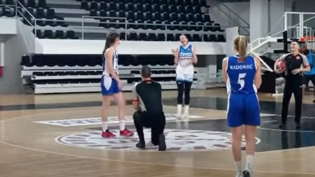 Pedido de casamento em jogo de basquetebol em Montenegro (YouTube)