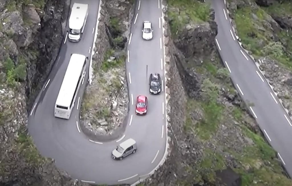 Trânsito em Trollstigen (captura YouTube)