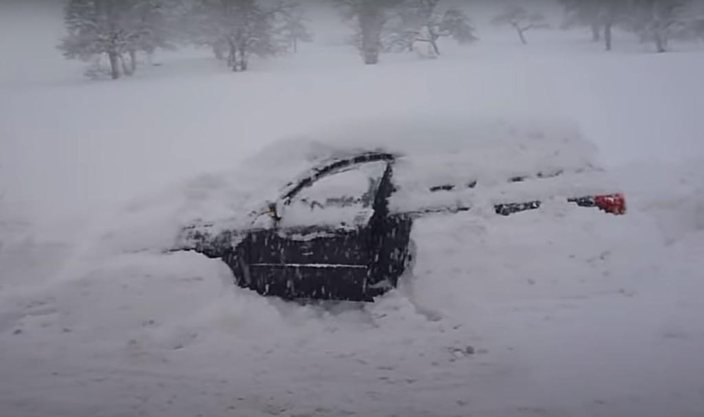 Subaru coberto pela neve (captura YouTube)