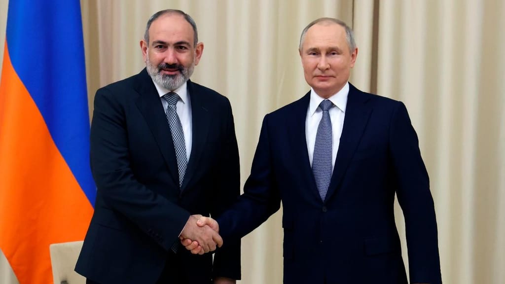 Vladimir Putin e o primeiro-ministro da Arménia, Nikol Pashinyan