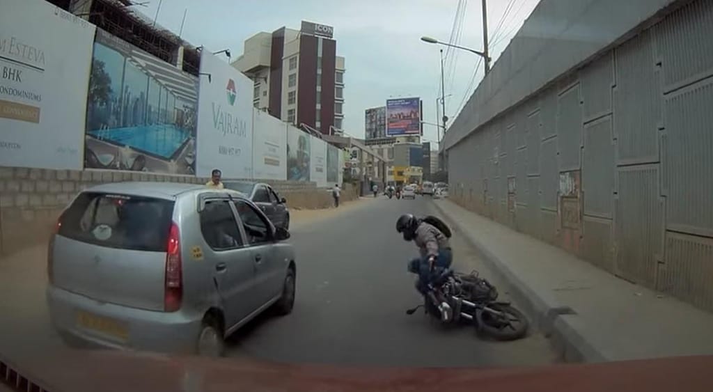 Motociclista em sentido contrário cai (captura youTube)