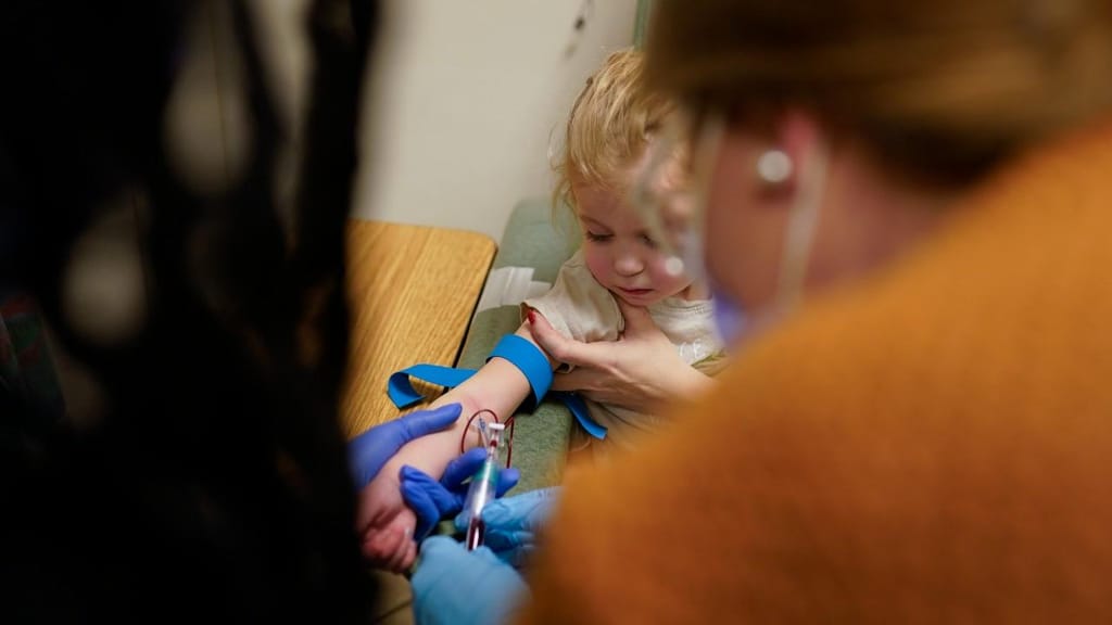 Enfermeiros tiram sangue a criança para testar em laboratório (Foto: AP)