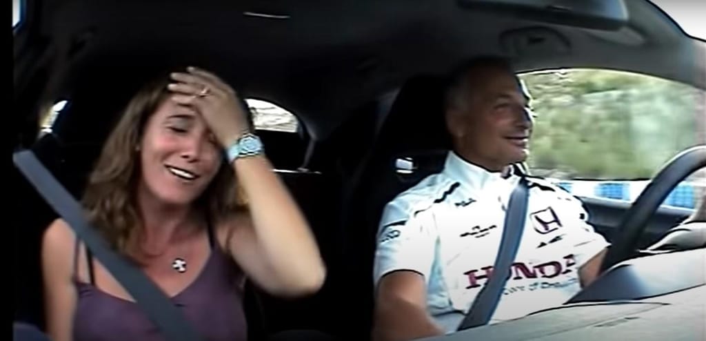Riccardo Patrese e a mulher no Honda Civic Type R (captura Youtube)