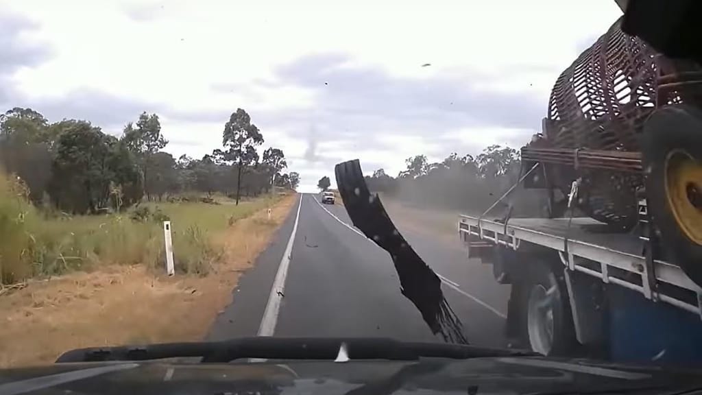 Pneu desfaz-se e atinge veículo (captura YouTube «Dash Cam Owners Australia)